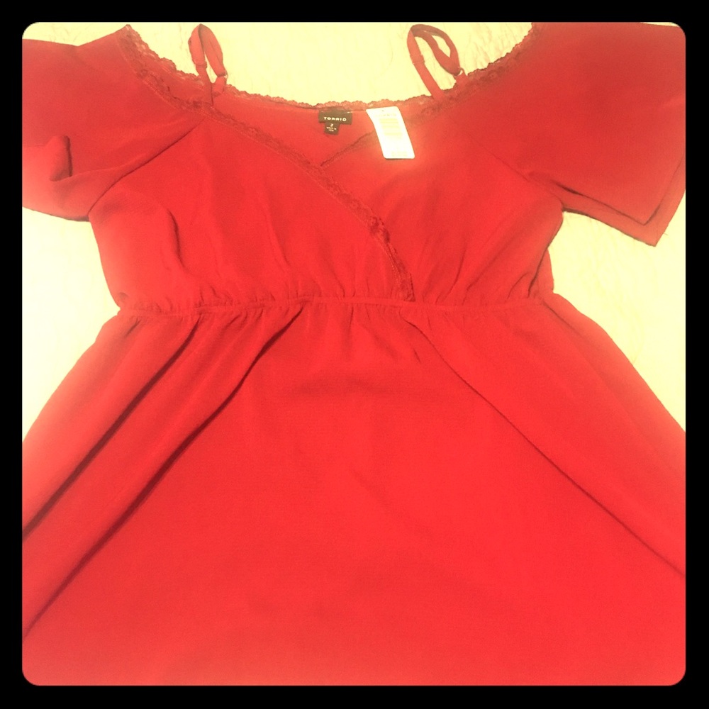 Cute spaghetti strap , elastic waste top!